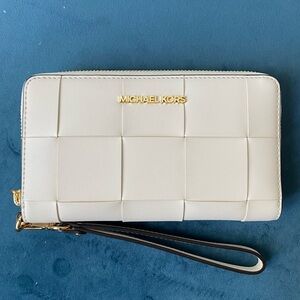 SALE 🤍- Michael Kors Wallet